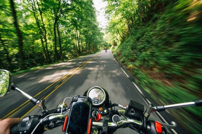 Se procurer une batterie secours pour sa randonnée à moto
