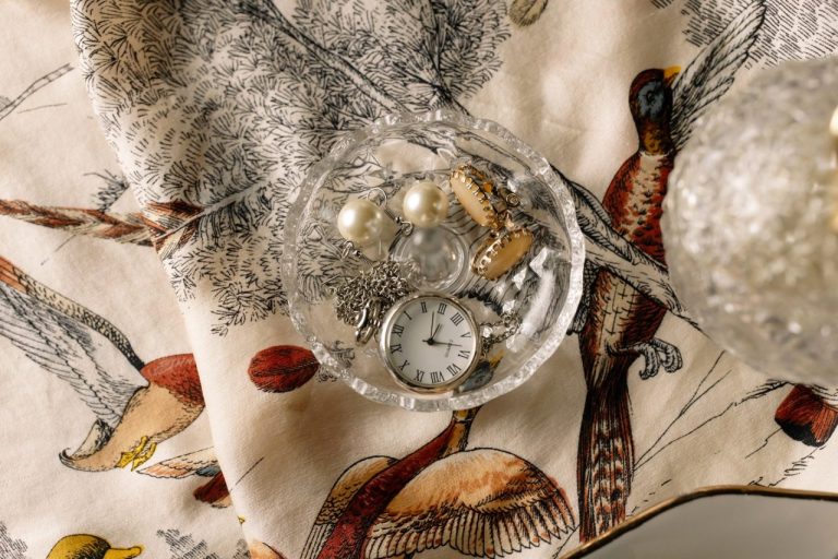 Faut-il acheter une boîte à bijoux ou un porte-bijoux ?