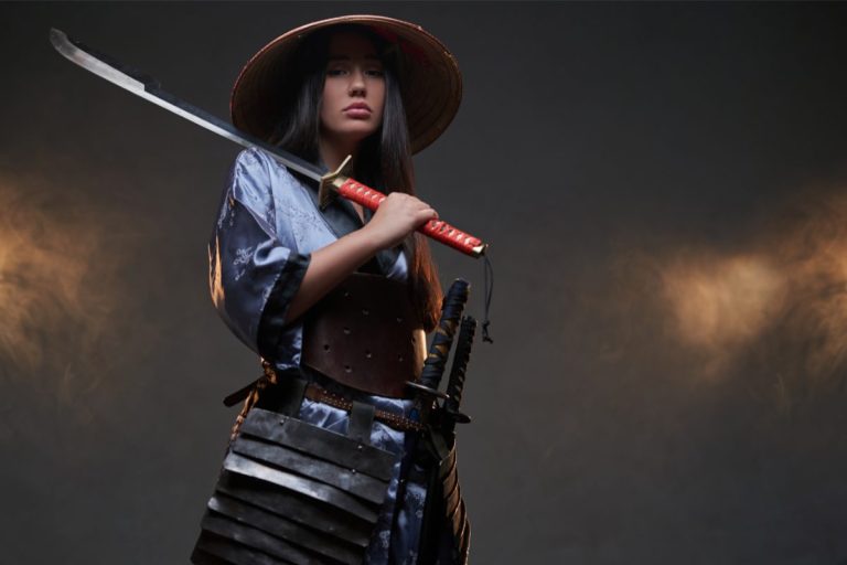 femme portant un katana sur l'épaule