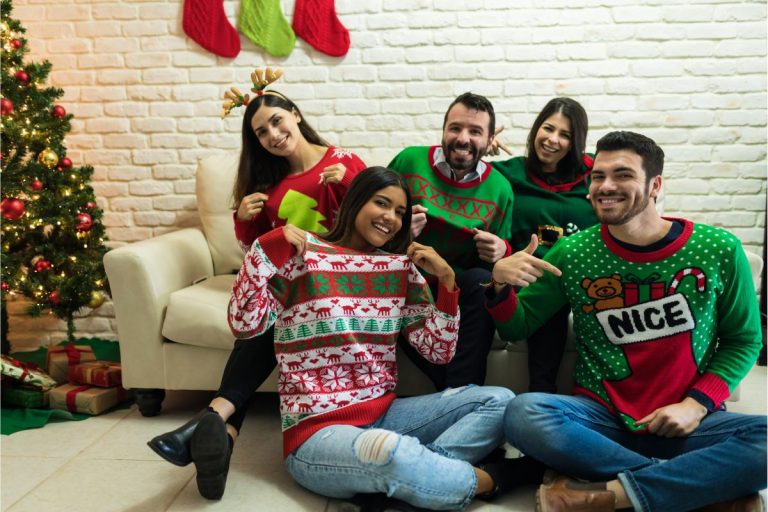 groupe de personne en pull de noël