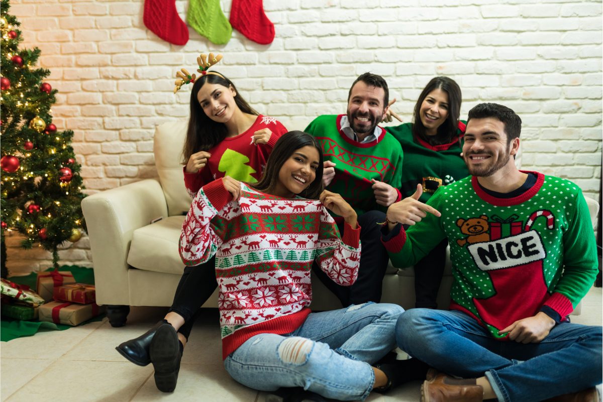 groupe de personne en pull de noël