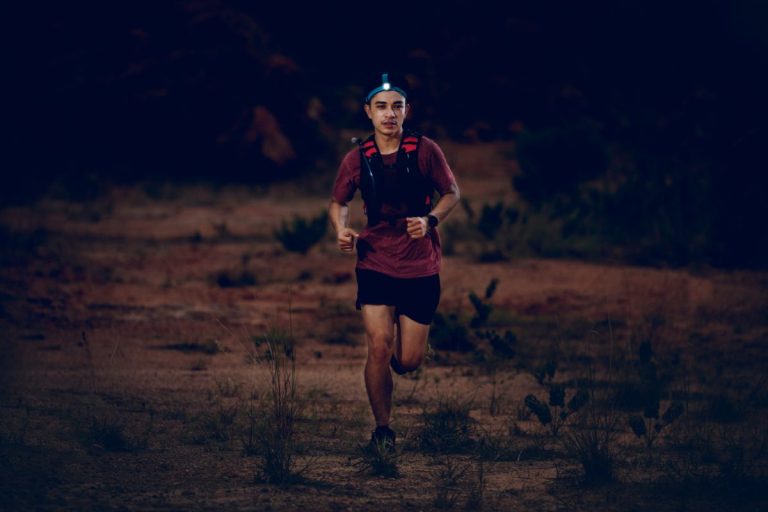 course-de-nuit-avec-lampe-frontale