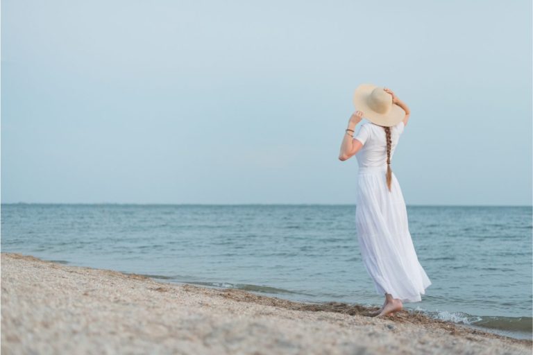 femme-en-robe-de-plage-longue