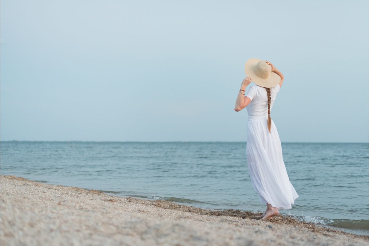 femme-en-robe-de-plage-longue