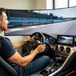 Un homme assis détendu dans un simulateur automobile moderne, les mains posées sur le volant et un circuit réaliste affiché à l’écran.